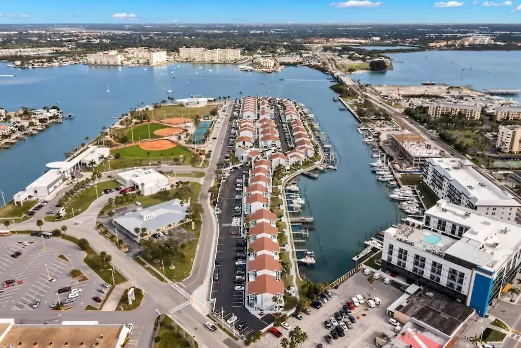 Luxury Cozy Retreat: Waterfront Near Clearwater Villa