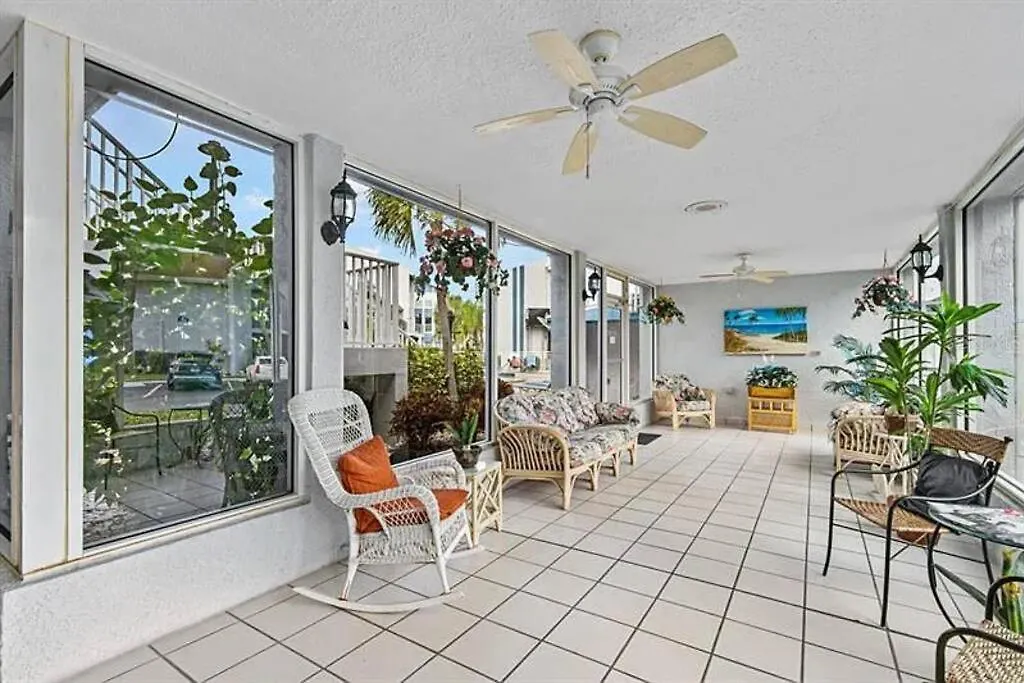 Luxury Cozy Retreat: Waterfront Near Clearwater Villa